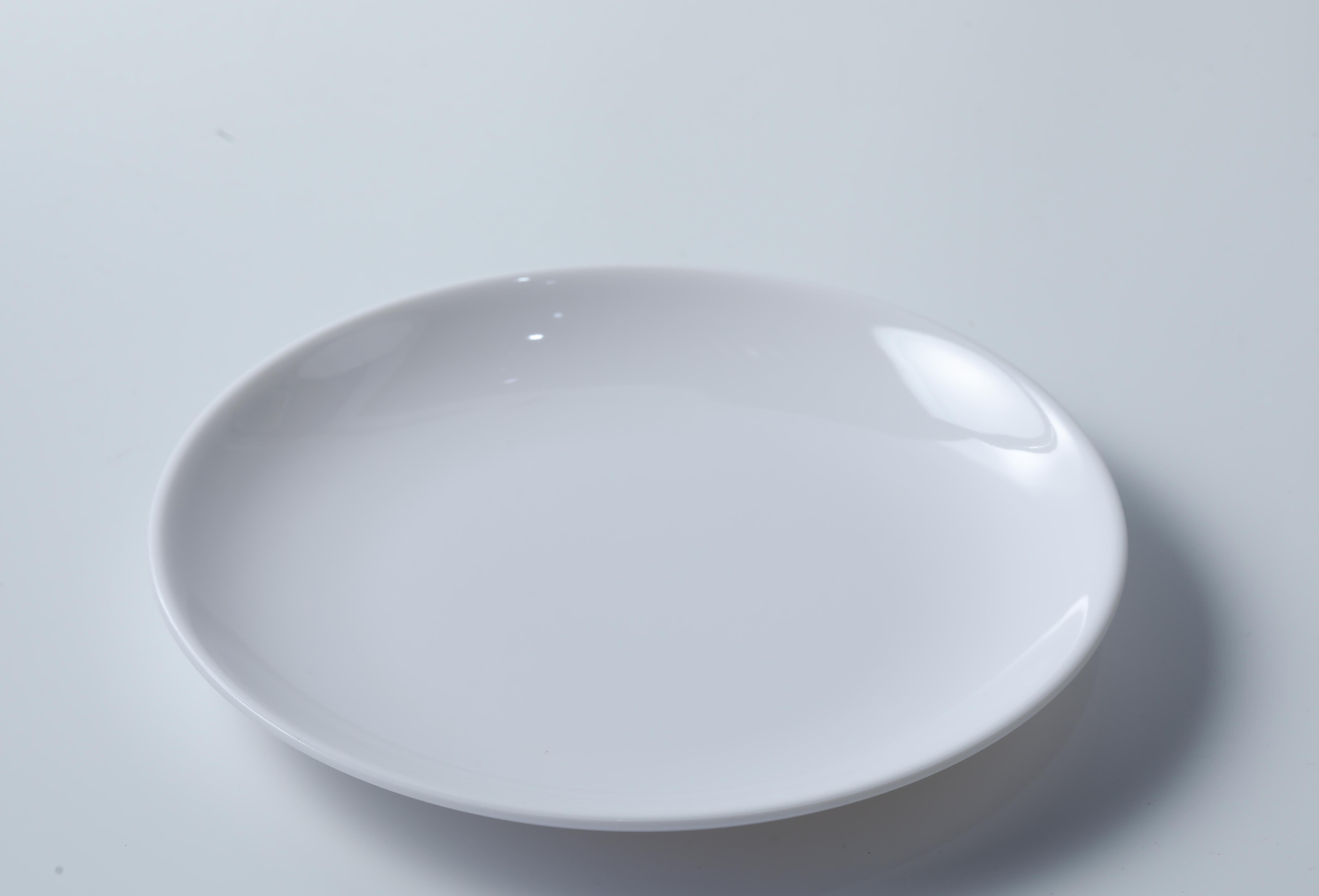 Assiette plate en m&eacute;lamine blanche