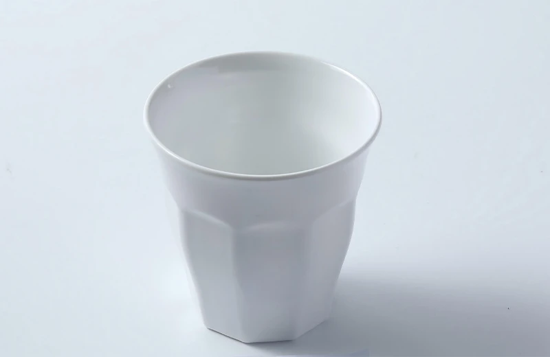 Tasse en m&eacute;lamine &agrave; facettes blanche