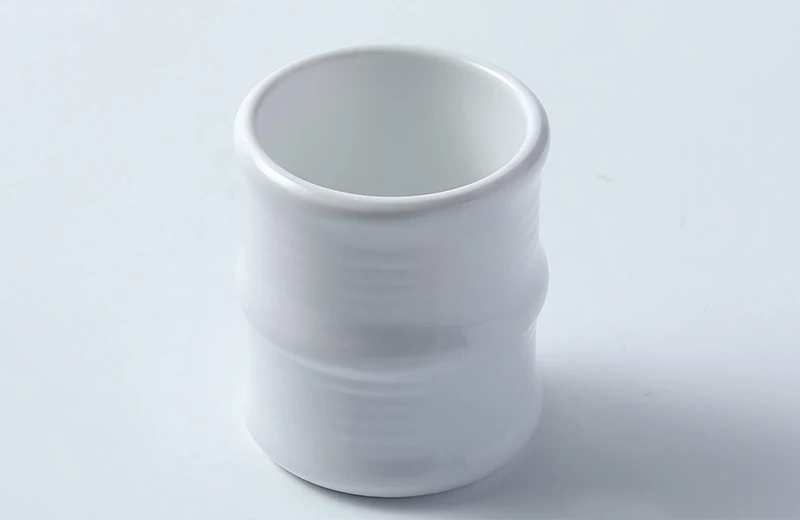Tasse en m&eacute;lamine c&ocirc;tel&eacute;e blanche