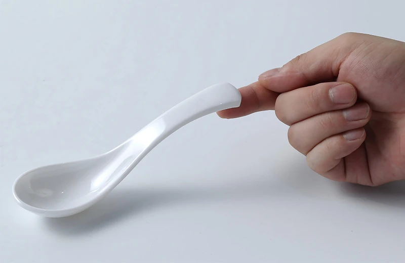 Cuill&egrave;re &agrave; soupe en m&eacute;lamine blanche